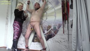 Lady Karame – Who says you can cum, on my sexy Hunter Boots