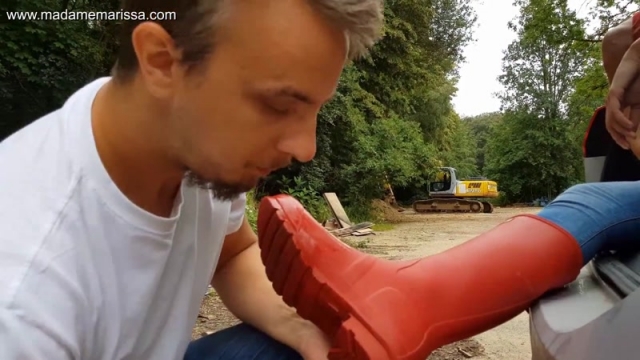 Madame Marissa – Dirty hunter boots licking in the parking lot [Boots, Bootlicking, Boot Worship, Bootdom, Femdomboot, Boot Domination, Boot Fetish, k2s.cc]