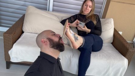 Goddess Grazi – Suck my feet and shut up