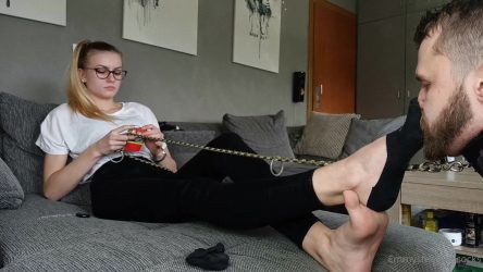 Emmys_Feet_And_Socks_-_Some_Impressions_Of_My_Daily_Life_As_A_Footqueen.mp4.0002