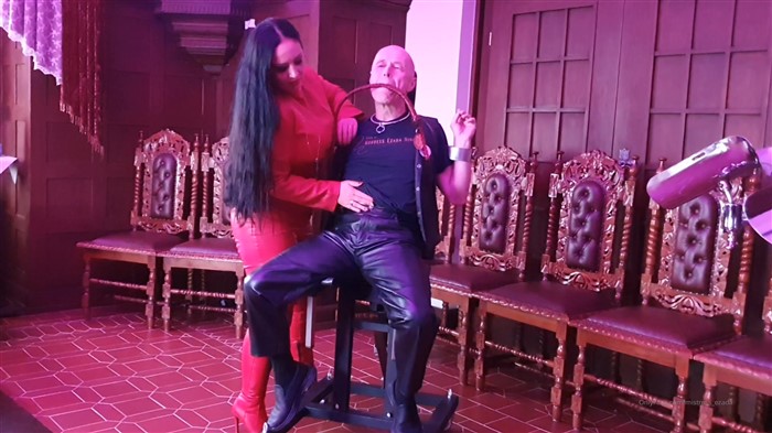 Mistress Ezada Sinn – Visiting the play area at the TriskelionManor