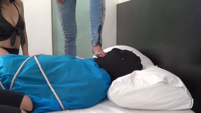 Fetish Place  sweaty feet femdom - 6 FEMALES FEET FOR ONE SLAVE WORSHIP AND OBEY THEIR ORDERS. Starring  00000