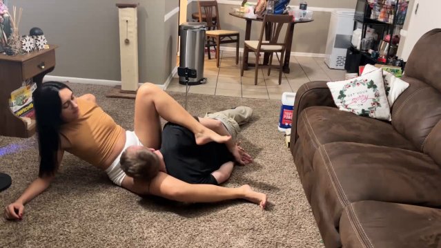Goddess Ellen – Squeezing His Head Until He’s Purple