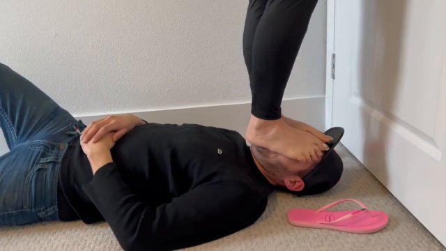 Goddess Grazi – Stomping on the fan
