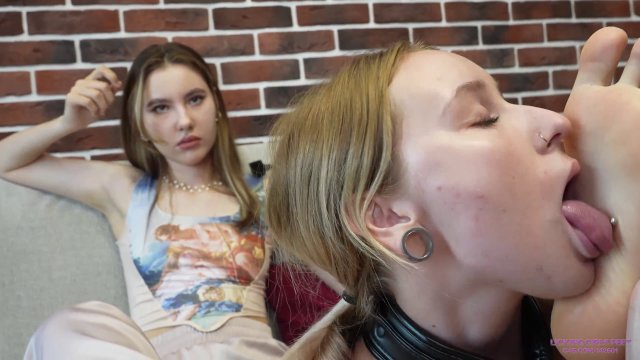 LICKING GIRLS FEET - ALSU - More humiliation for a friend -  00000