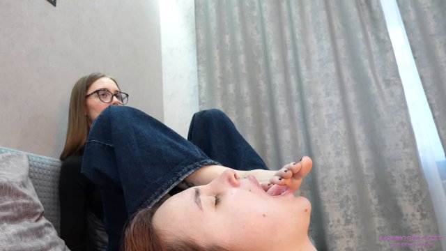 LICKING GIRLS FEET - DORI - Slapping and sweaty feet for a dumb slave! 00002