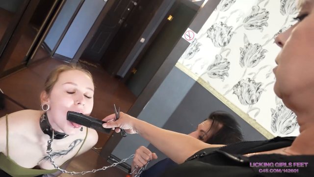 LICKING GIRLS FEET - LORA and SALMA - I need a great hairstyle today! - VIDEOMIX -  00001