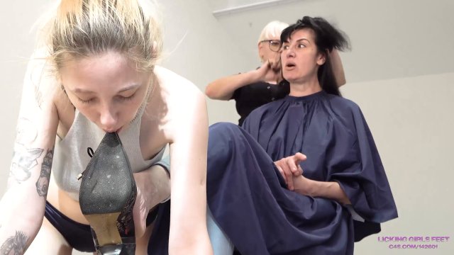 LICKING GIRLS FEET - LORA and SALMA - I need a great hairstyle today! - VIDEOMIX 00002