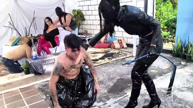 Captured and presented before the Cruel Queen K -  00002