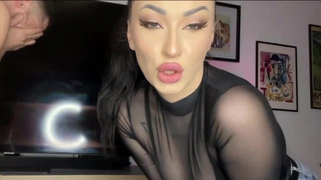 Miss Eva worship temple – La Reina Malvadaa and Faith – whipping and scratching – wide view