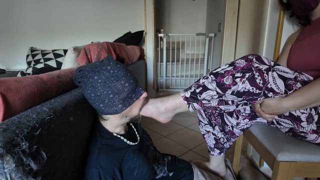 Miss ZetaMoon - Wrapped slave must learn to take all my long feet in his throat again 00001 Miss ZetaMoon - Wrapped slave must learn to take all my long feet in his throat again - 00001