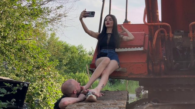 MistressANNET - Eastern Goddess’s Forest Throne: Public Foot Worship 00002