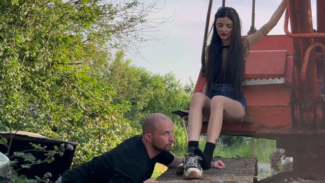 Mistressannet - Eastern Goddesss Forest Throne - Public Foot Worship -  00001