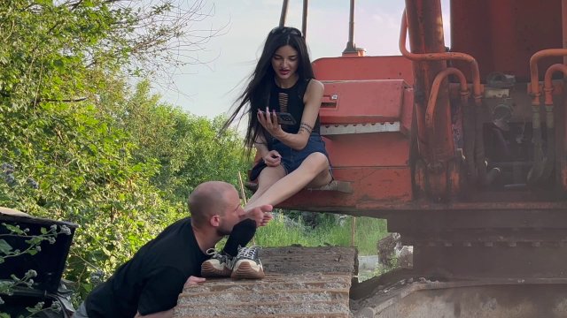 Mistressannet - Eastern Goddesss Forest Throne - Public Foot Worship -  00000
