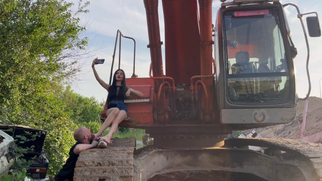 Mistressannet - Eastern Goddesss Forest Throne - Public Foot Worship 00002