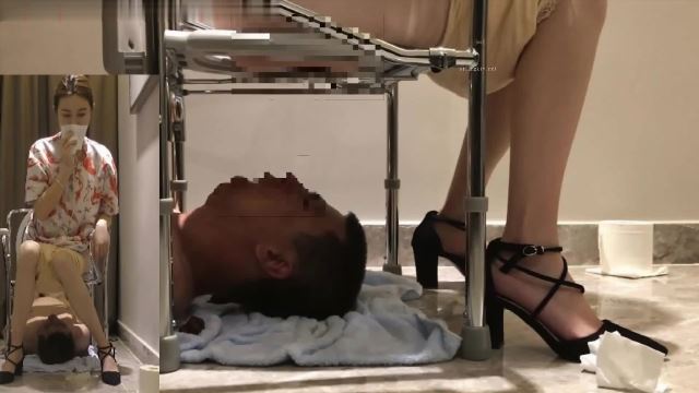 Pretty Goddess Pooped A Lot For The Naked Toilet Puppy 00000