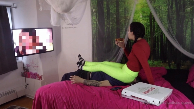 Sadistic-Queen  Slave Riding Face - Eating Pizza And Watching TV for 20 Minutes while SMOTHERING My Slave. Starring  00000