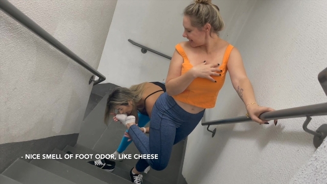 femdom feet slave – GRAZI E RENATA VIDEO 1 ESCADA