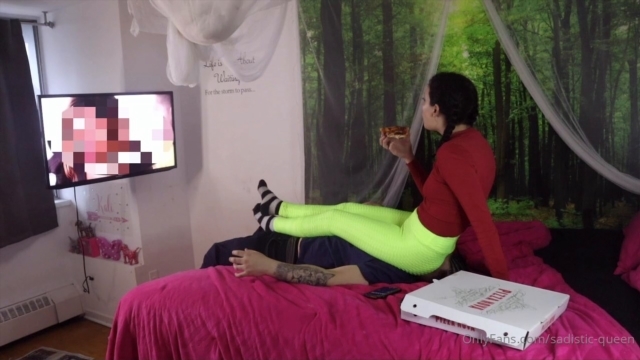 Sadistic-Queen Slave Riding Face – Eating Pizza And Watching TV for 20 Minutes while SMOTHERING My Slave