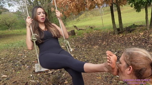 LICKING LATINAS FEET foot fendom – ANITA – Great relaxation on a swing