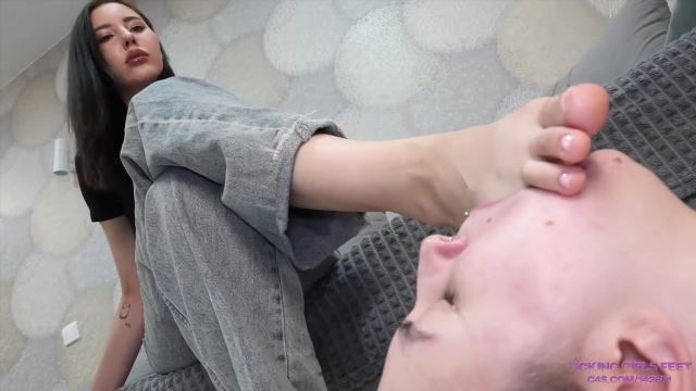 LICKING GIRLS FEET - (2025) ALSU - I want to try to stretch your mouth!