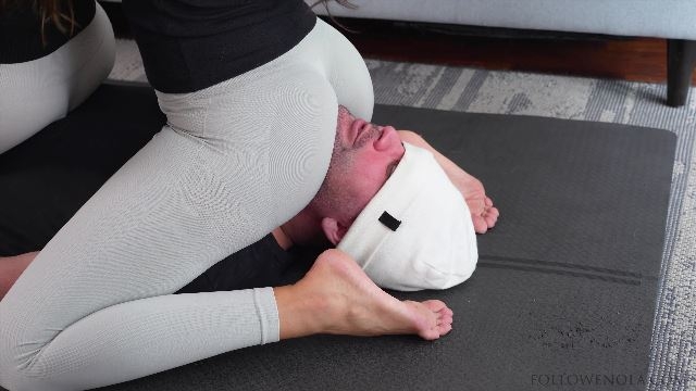 Mistress Enola Fetish - Face sitting over man worm Mistress Enola Fetish - Face sitting over man worm