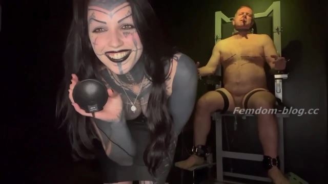 Mistress Lunatika - Her voice give him pain Mistress Lunatika - Her voice give him pain