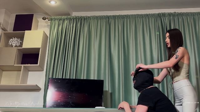 Goddess Ellyah – Ballbusted by The Neighbor