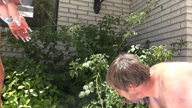 AMERICAN MEAN GIRLS – Goddesss Draya Makes Slave Lick Front Porch Clean
