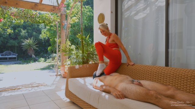 Young Goddess Kim – Locked & Licking – Yoga Ass & Sweaty feet