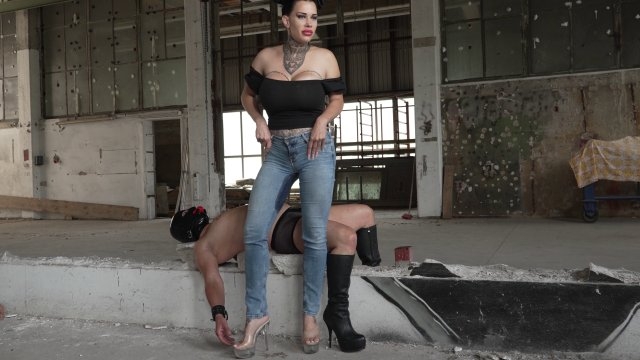 Miss Alessa Milano – Jeans Toilet Facesitting Fetish