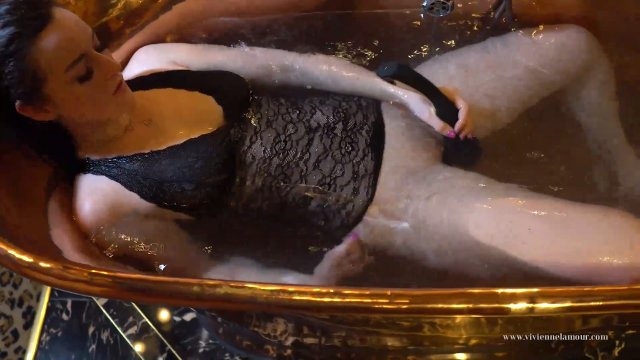 VIVIENNE L’AMOUR – COPPER BATH VIBRATOR MASTURBATION