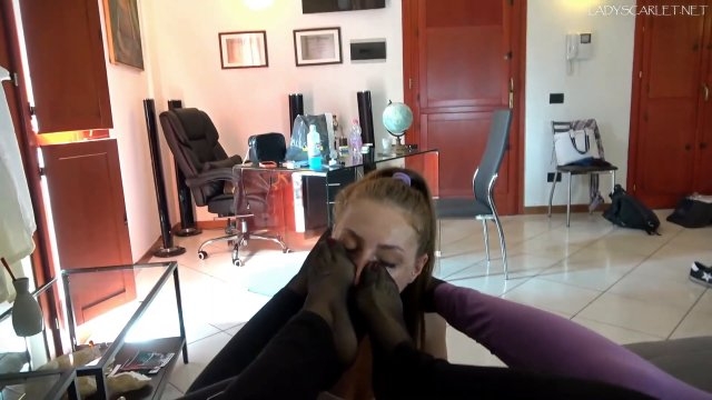 Lady Scarlet – Smelly foot gagging