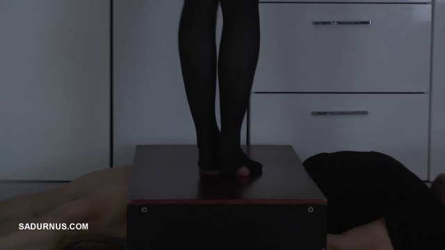 Sadurnus – The slave’s orgasm under Mistress Cleo’s stocking feet mp4